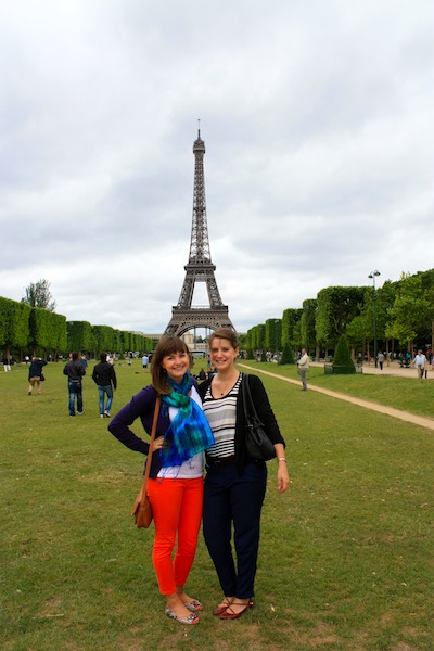 Tangerine jeans in front of the Eiffel Tower: backpacker style in France Tangerine jeans in front of the Eiffel Tower: backpacker style in France