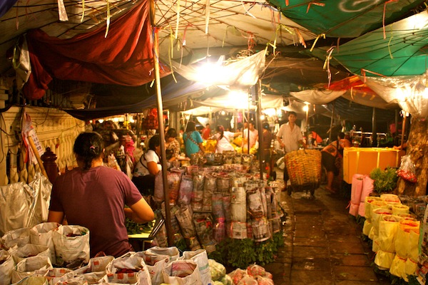 Night time stalls at 24-hour Bangkok Flower Market, Thailand | C&#39;est  Christine